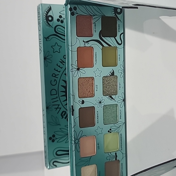 45% SALE ✅Urban Decay WILD GREENS Eyeshadow Palette ✨ NEW IN BOX - Picture 2 of 14